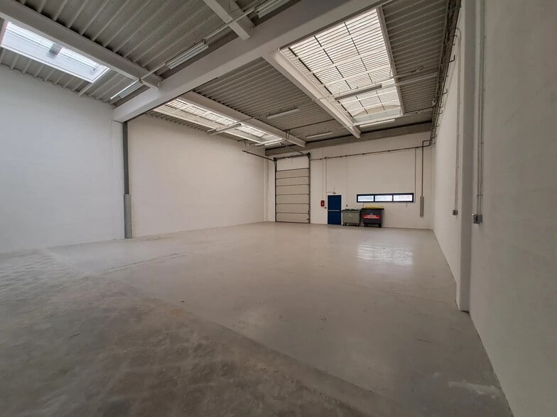 Local d’activités dans Moissy-Cramayel à louer - Photo de l’immeuble – Image 1 sur 7