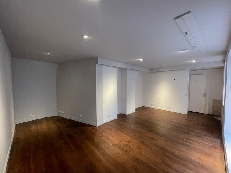 Local commercial dans Paris à louer - Photo de l’immeuble – Image 3 sur 7