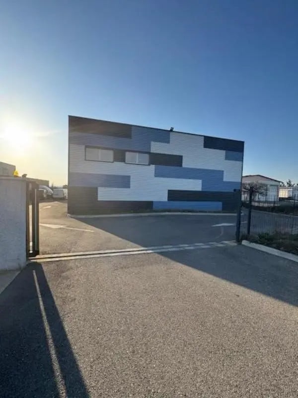 Plus de détails pour Local d’activités à vendre