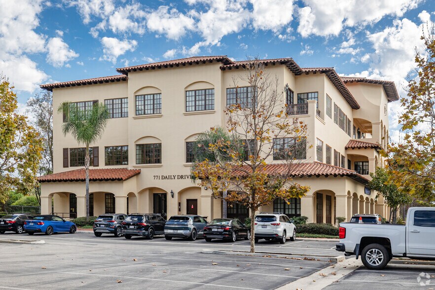 771 E Daily Dr, Camarillo, CA à louer - Photo de l’immeuble – Image 3 sur 7