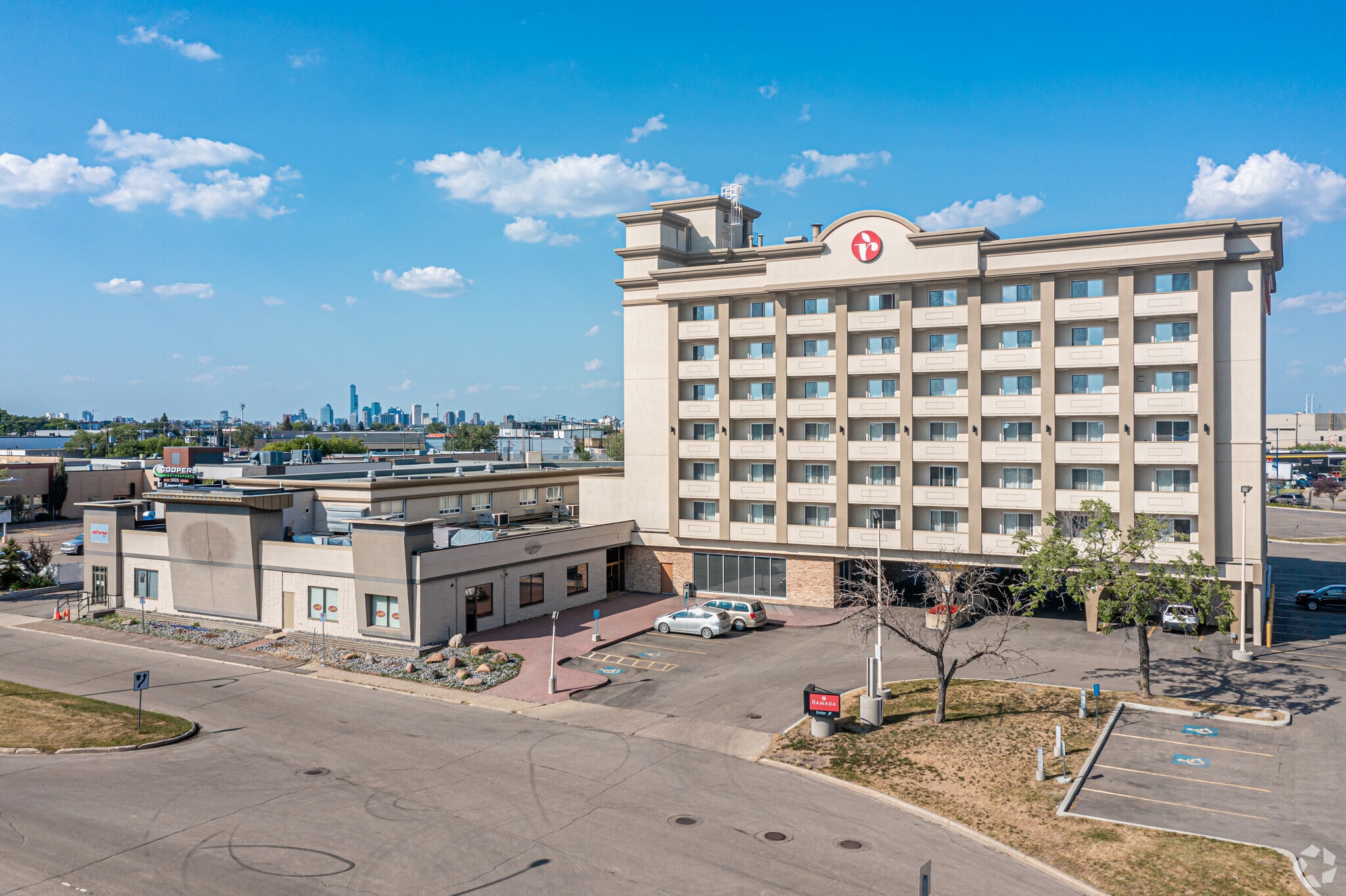 5359 Calgary Trl NW, Edmonton, AB à louer Photo principale– Image 1 sur 5