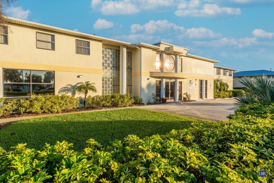 122 4th Ave, Indialantic, FL à louer - Photo de l’immeuble – Image 1 sur 6