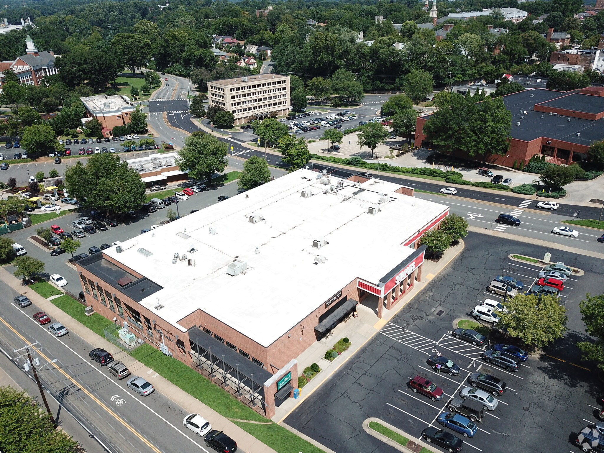 243-259 Ridge-McIntire Rd, Charlottesville, VA à louer Photo de l’immeuble– Image 1 sur 2