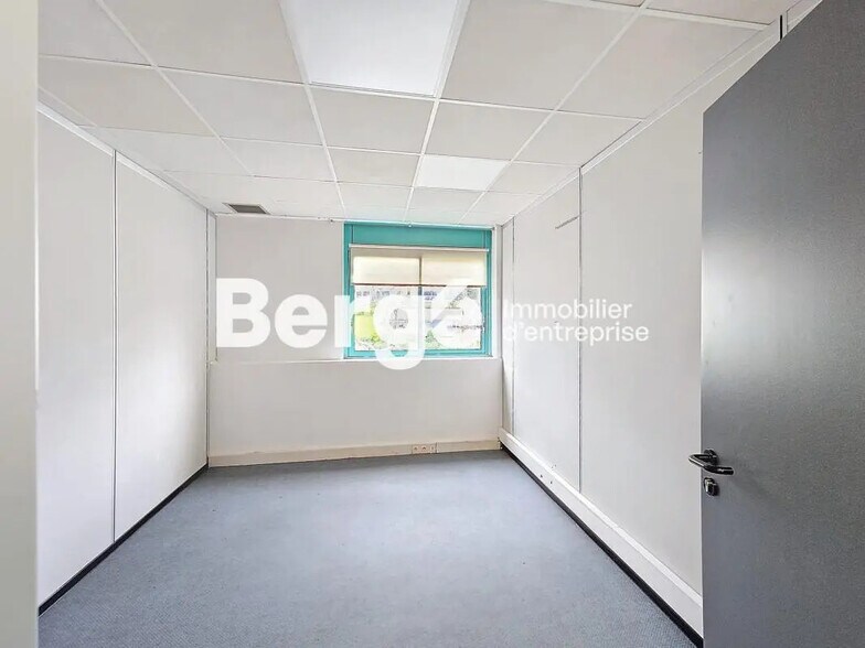 Bureau dans Mandelieu-la-Napoule à vendre - Photo de l’immeuble – Image 2 sur 13