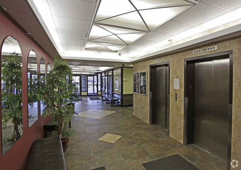 2233 N Hamline Ave, Roseville, MN à louer - Hall d’entrée – Image 2 sur 7