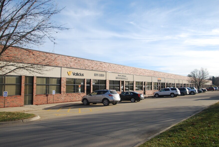 3301-3435 109th St, Urbandale, IA à louer - Photo de l’immeuble – Image 2 sur 7