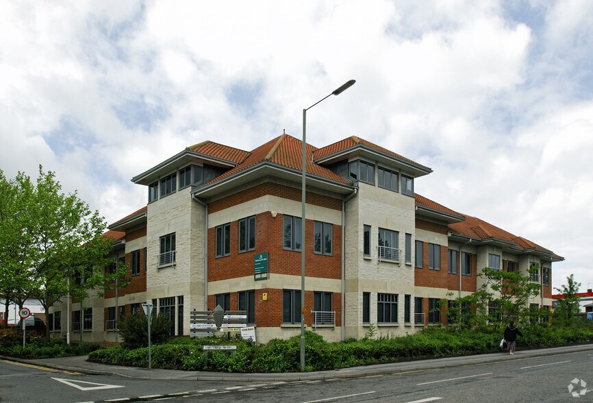 Bay Tree Ave, Leatherhead à louer - Photo principale – Image 1 sur 3