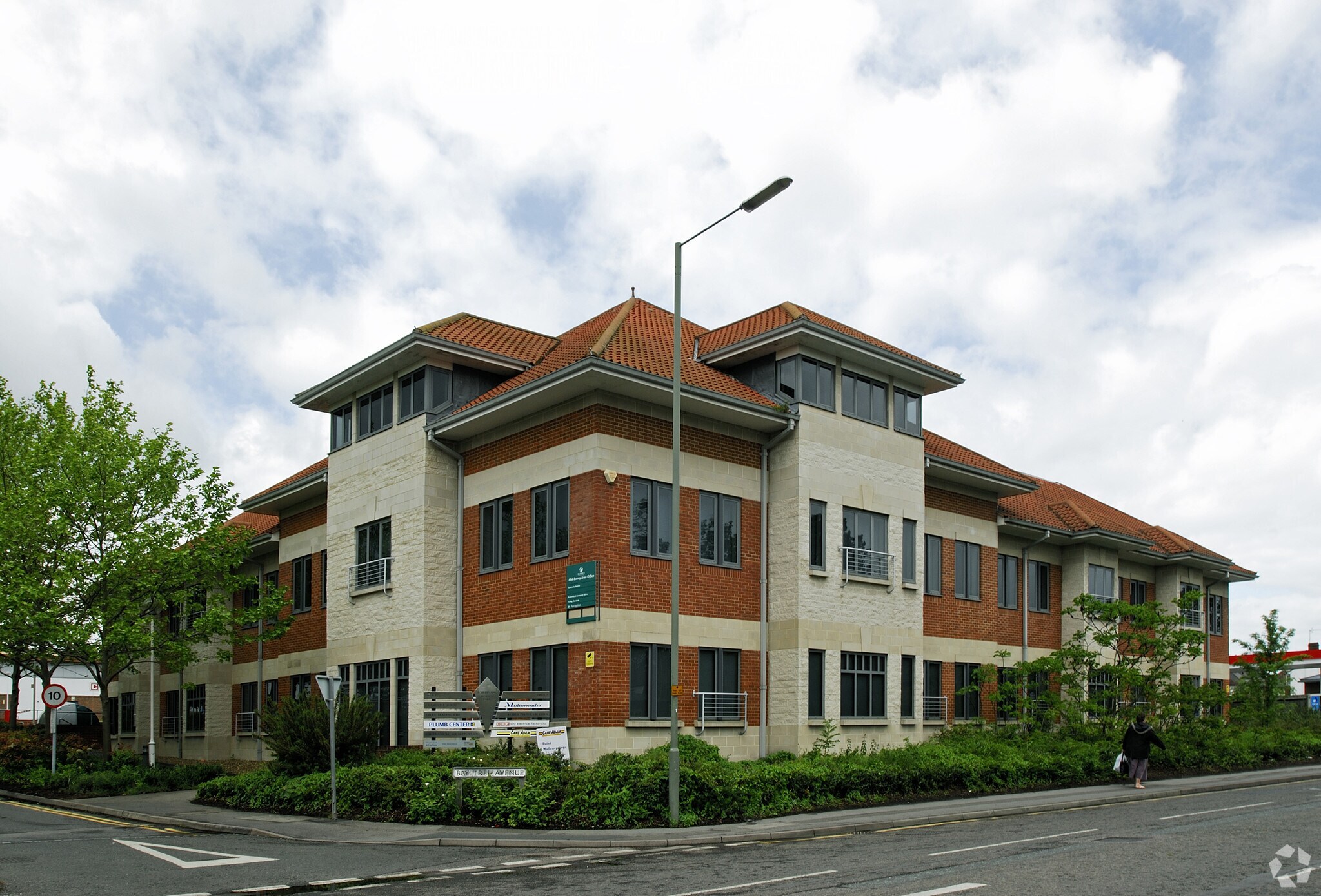 Bay Tree Ave, Leatherhead à louer Photo principale– Image 1 sur 4