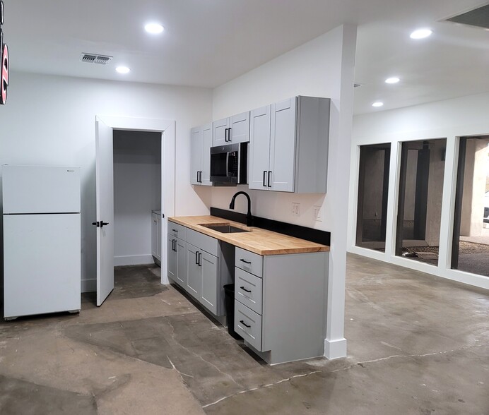 3038 E Cactus Rd, Phoenix, AZ à louer - Photo de l’immeuble – Image 3 sur 4