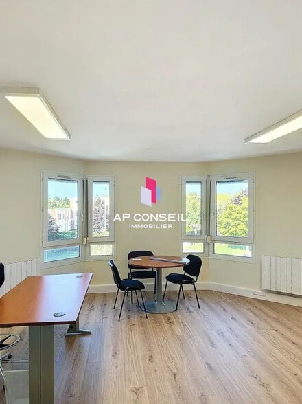 Bureau dans Rambouillet à louer - Photo de l’immeuble – Image 3 sur 7
