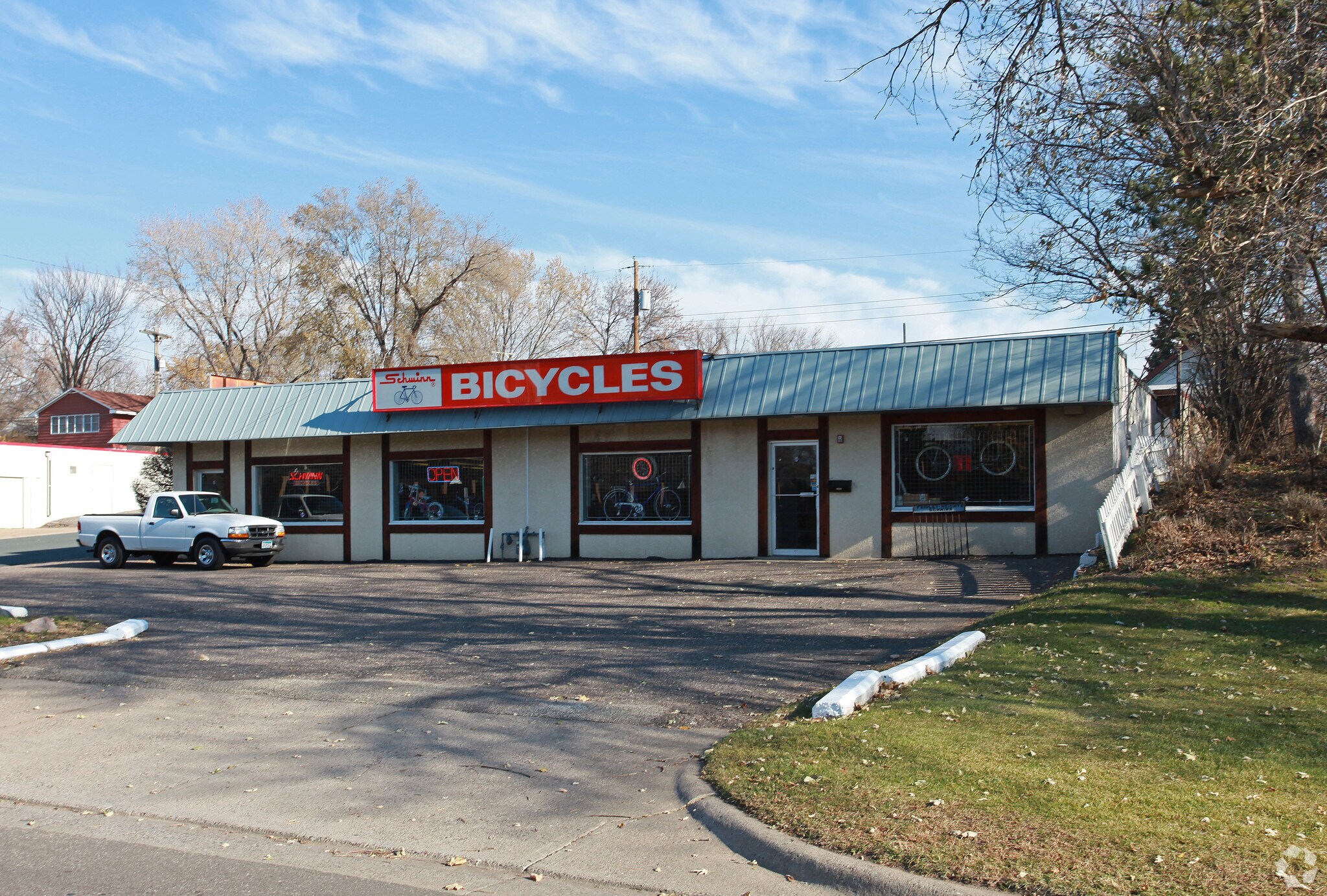 4755 University Ave NE, Fridley, MN à vendre Photo de l’immeuble– Image 1 sur 6