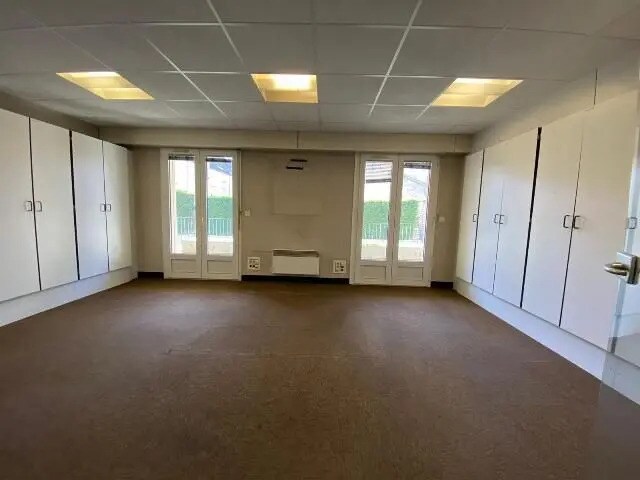 Bureau dans Melun à vendre - Photo de l’immeuble – Image 2 sur 8
