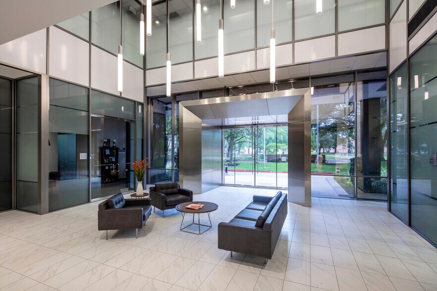 2925 Briarpark Dr, Houston, TX à vendre - Hall d’entrée – Image 3 sur 14