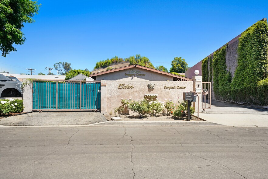 23951 Craftsman Rd, Calabasas, CA à vendre - Photo de l’immeuble – Image 2 sur 8