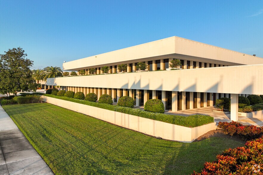 Former Tupperware HQ Campus portefeuille de 7 biens à vendre sur LoopNet.fr - Photo de l’immeuble – Image 1 sur 12