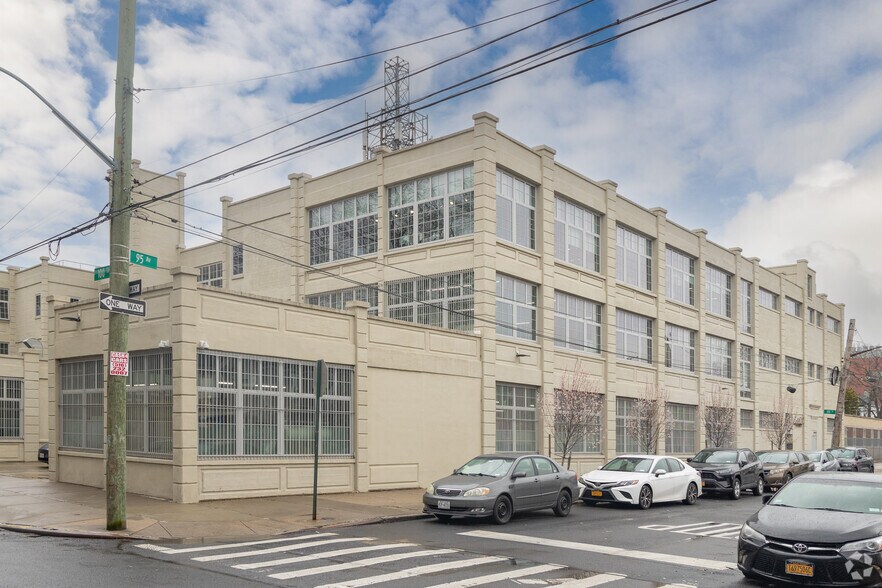 101-01 95th Ave, Ozone Park, NY à louer - Photo principale – Image 1 sur 7