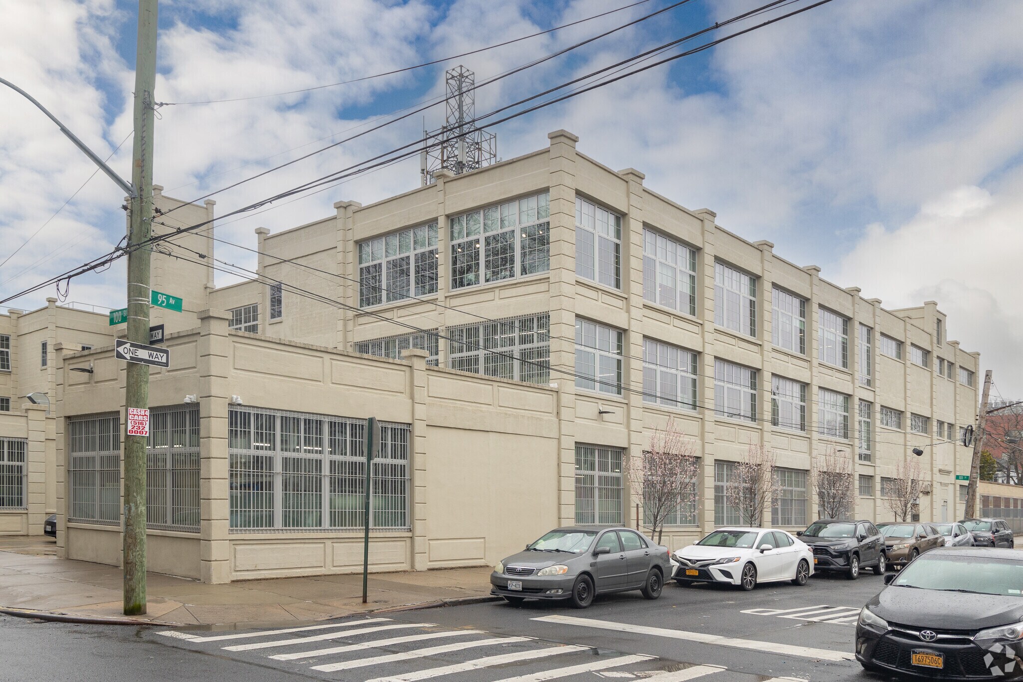 101-01 95th Ave, Ozone Park, NY à louer Photo principale– Image 1 sur 8