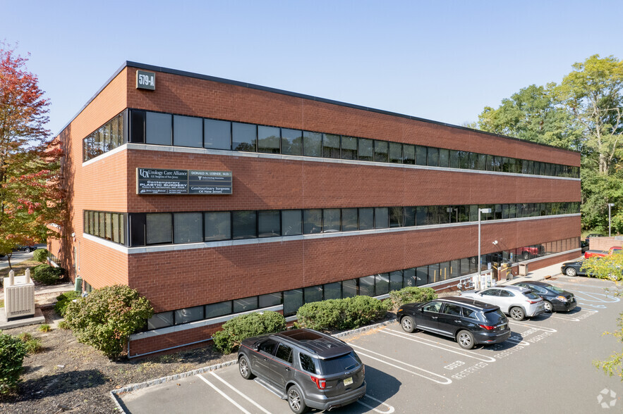 579A Cranbury Rd, East Brunswick, NJ à louer - Photo de l’immeuble – Image 2 sur 4