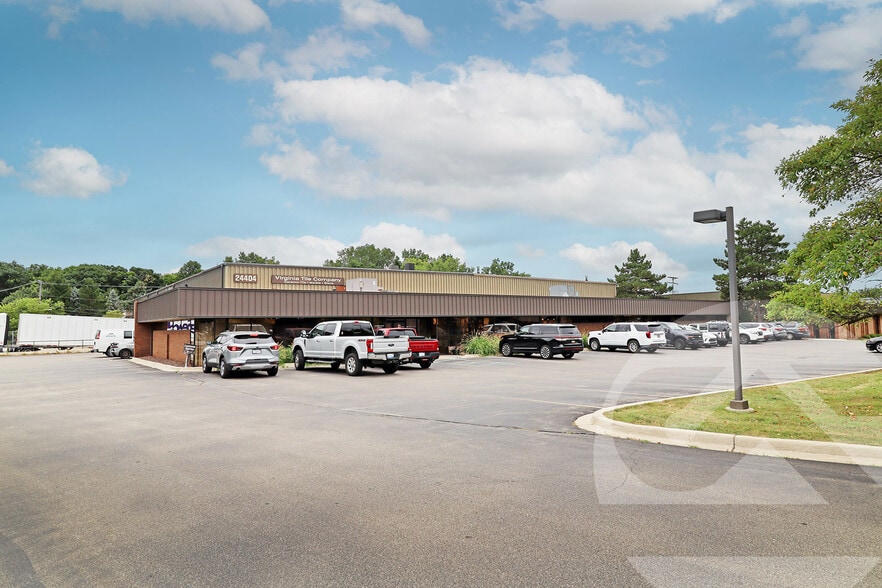 24404 Indoplex Cir, Farmington Hills, MI à vendre - Photo principale – Image 1 sur 1
