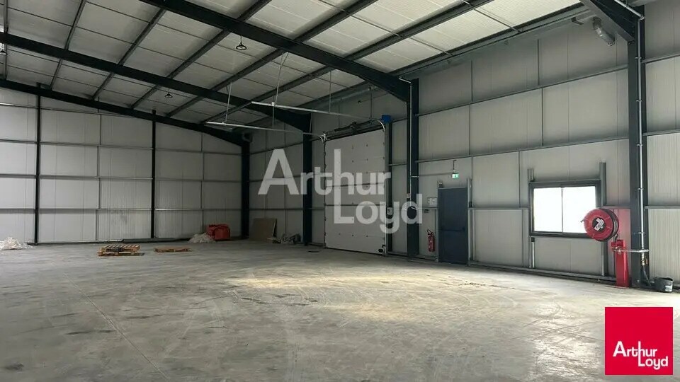 Local d’activités dans Nouan-le-Fuzelier à louer - Photo de l’immeuble – Image 2 sur 3