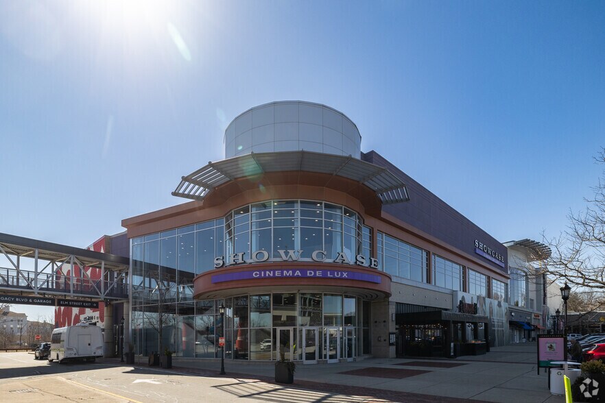 Showcase Cinema Portfolio portefeuille de 13 biens à vendre sur LoopNet.fr - Photo principale – Image 1 sur 15