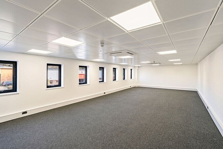 Units 3 & 4, Bracknell Business Centre, Downmill Rd, Bracknell à louer - Photo de l’immeuble – Image 3 sur 10