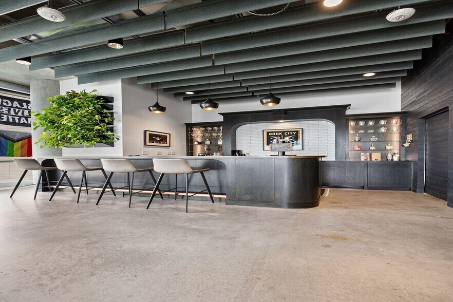 404 E College St, Iowa City, IA à vendre - Photo de l’immeuble – Image 2 sur 32