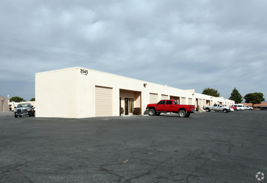 2545 E Chandler Ave, Las Vegas, NV à louer - Photo de l’immeuble – Image 3 sur 7