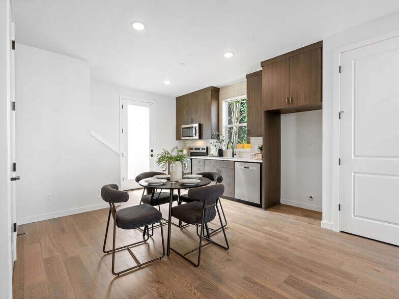 3246 115th Ave, Portland, OR à vendre - Photo de l’immeuble – Image 3 sur 15