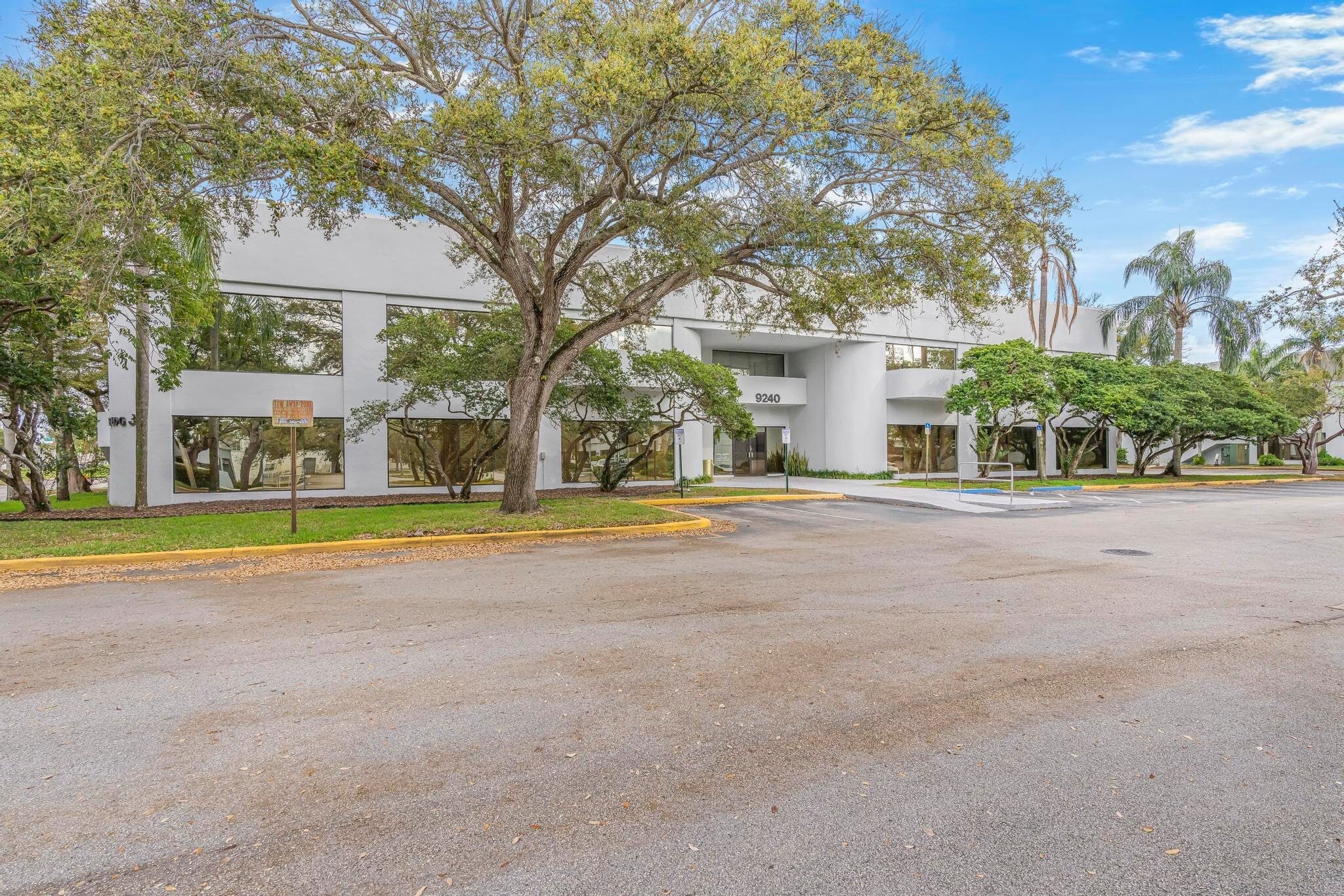 9240 Sunset Dr, Miami, FL à louer Photo de l’immeuble– Image 1 sur 4