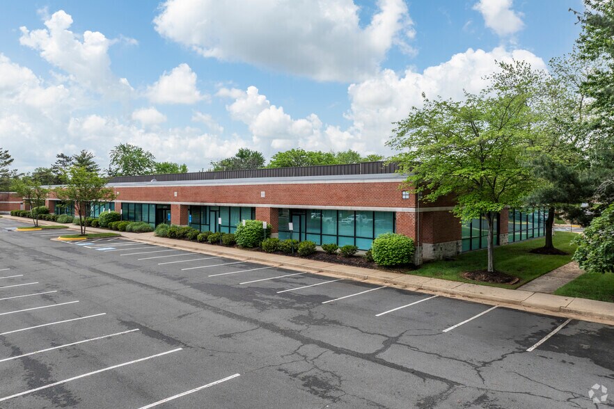 510 Huntmar Park Dr, Herndon, VA à louer - Photo de l’immeuble – Image 3 sur 27