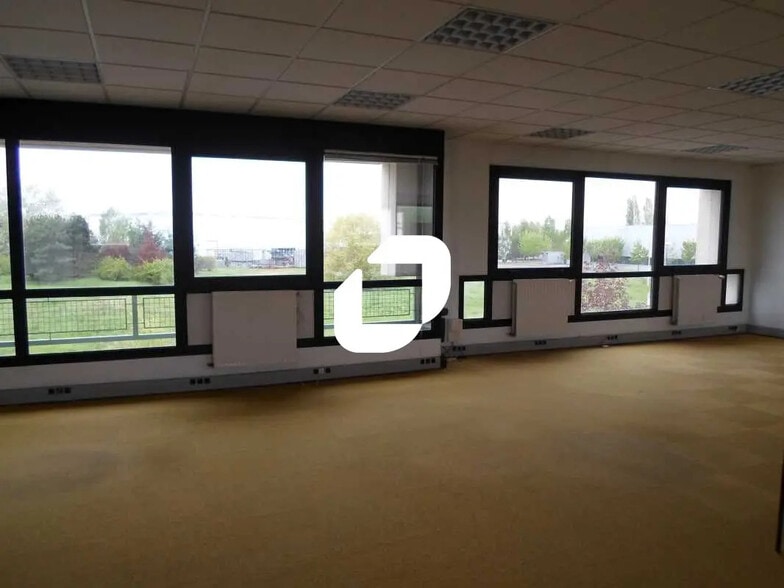 9 Place Marcel Rebuffat, Villejust à louer - Photo de l’immeuble – Image 3 sur 10