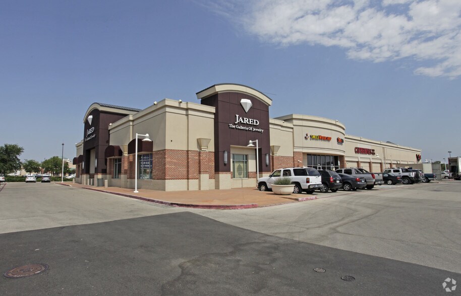 800-820 NE Mall Rd, Hurst, TX à louer - Photo de l’immeuble – Image 2 sur 2