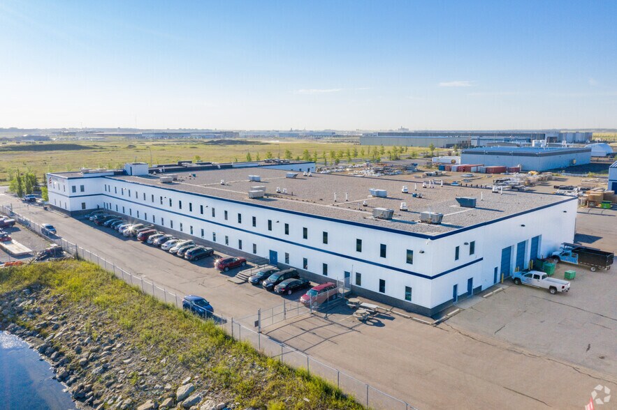 261185 Wagon Wheel Way, Calgary, AB à louer - Photo de l’immeuble – Image 3 sur 4