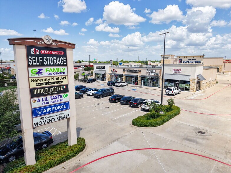 814 Katy Fort Bend Rd, Katy, TX à louer - Photo de l’immeuble – Image 3 sur 9