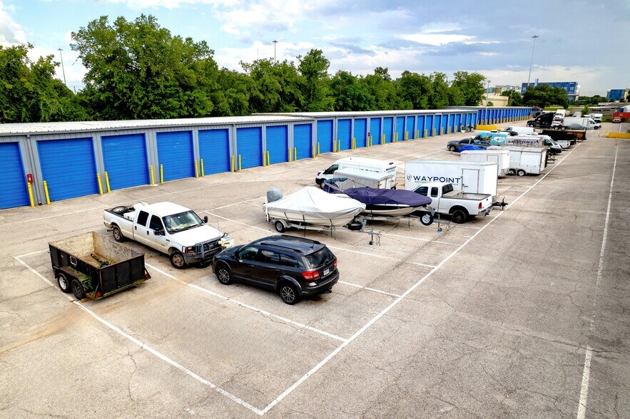 5256 W Us-290, Austin, TX à louer - Photo de l’immeuble – Image 3 sur 4