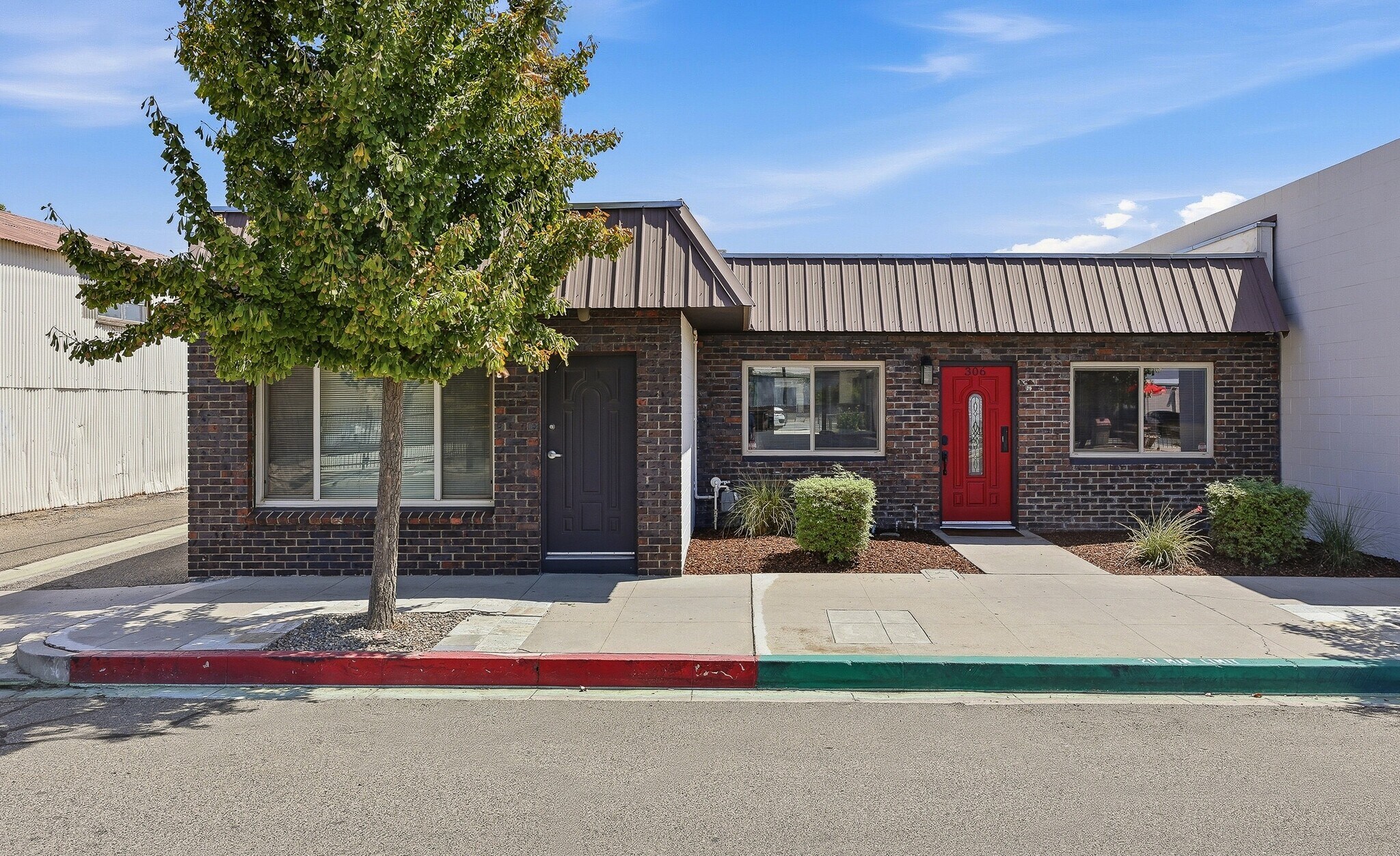 306 N Willis St, Visalia, CA à vendre Photo de l’immeuble– Image 1 sur 11