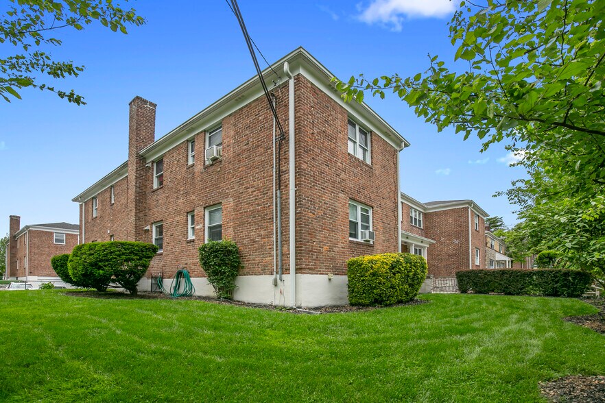 28 Linden St, Great Neck, NY à vendre - Photo de l’immeuble – Image 1 sur 8