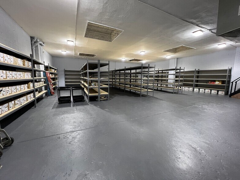34-10 58th St, Woodside, NY à louer - Photo de l’immeuble – Image 3 sur 13