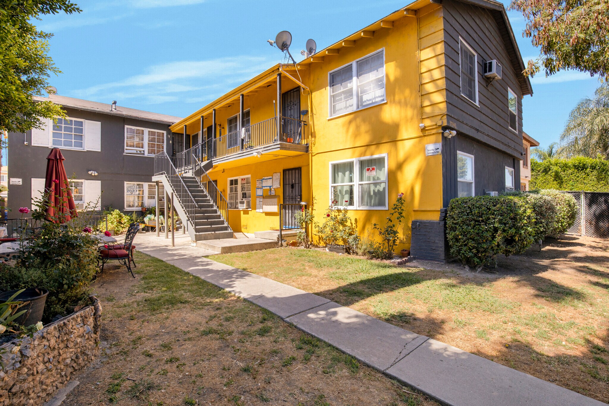 20542 Hartland St, Winnetka, CA à vendre Photo de l’immeuble– Image 1 sur 22