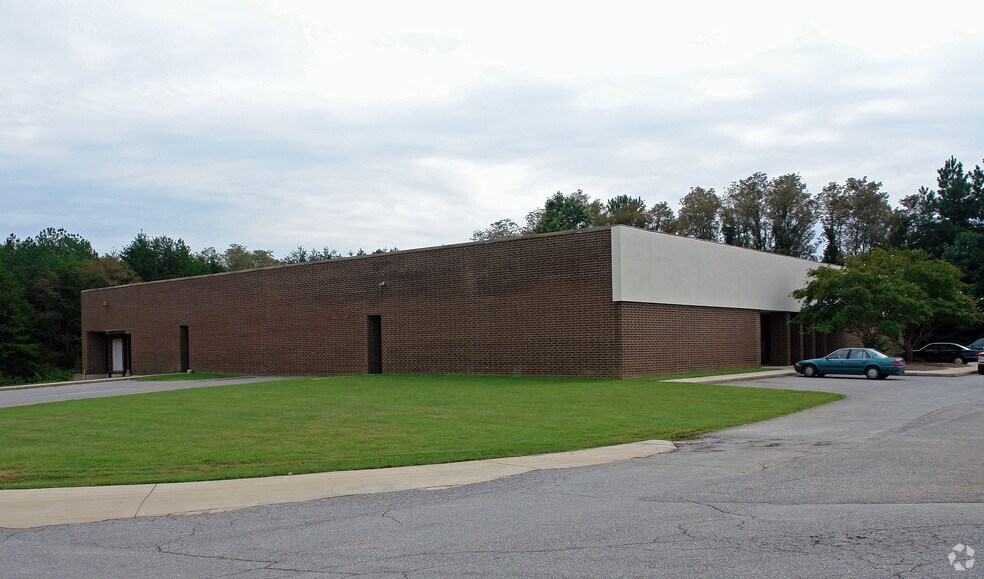 2035 Brentwood St, High Point, NC à louer - Photo principale – Image 1 sur 5