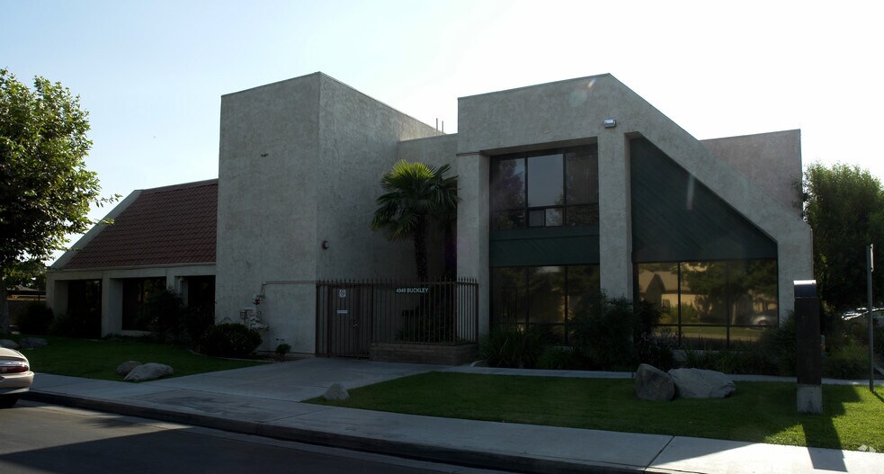 4949 Buckley Way, Bakersfield, CA à louer - Photo de l’immeuble – Image 2 sur 5