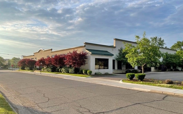 24001 Orchard Lake Rd, Farmington Hills, MI à louer - Photo principale – Image 3 sur 21