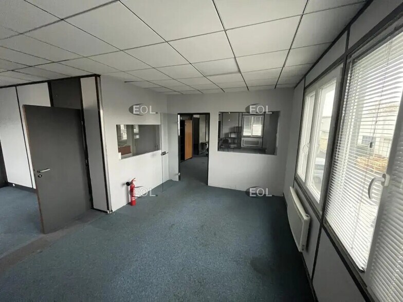 Local d’activités dans L'ILE-SAINT-DENIS à louer - Photo de l’immeuble – Image 3 sur 5