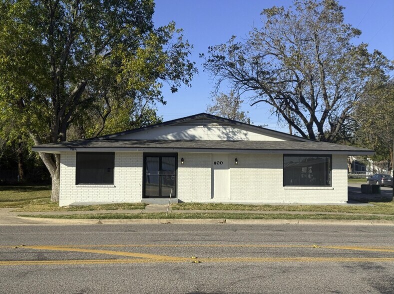 900 W 2nd St, Taylor, TX à louer - Photo de l’immeuble – Image 2 sur 24