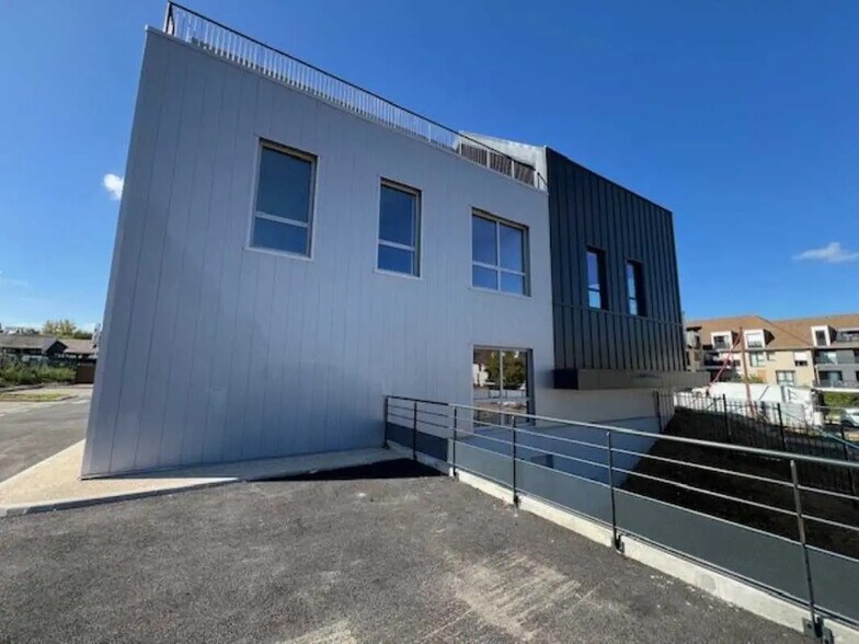 Bureau dans Plaisir à louer - Photo de l’immeuble – Image 3 sur 12