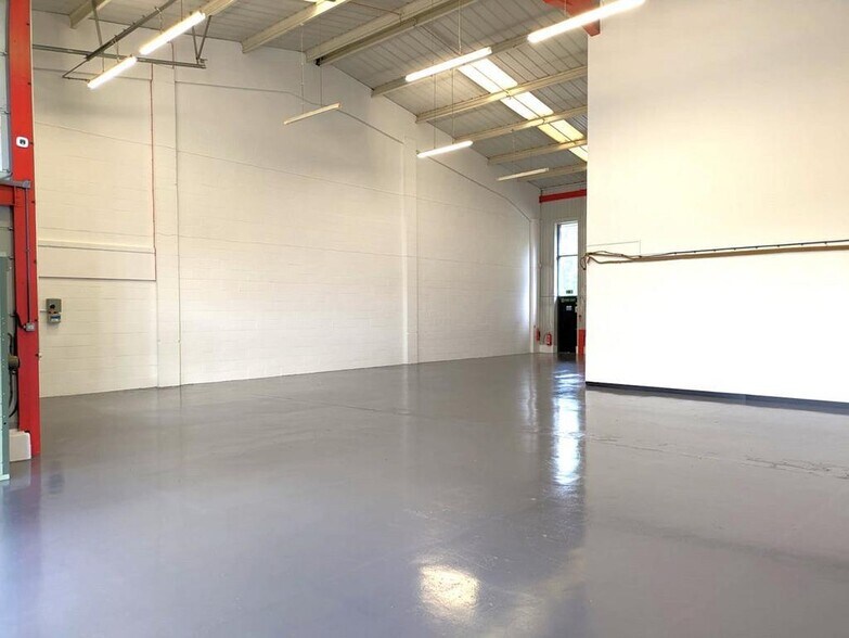 Walnut Tree Clos, Guildford à louer - Photo de l’immeuble – Image 3 sur 6