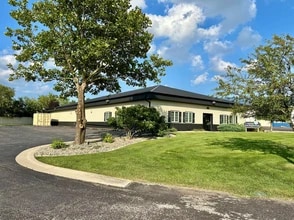 4042 W 82nd Ct, Merrillville, IN à louer Photo de l’immeuble– Image 2 sur 13