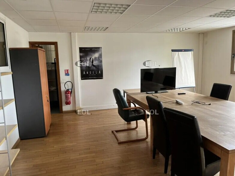 Local d’activités dans Argenteuil à louer - Photo de l’immeuble – Image 3 sur 5