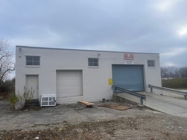 540 Brookpark Rd, Cleveland, OH à louer - Photo de l’immeuble – Image 3 sur 5